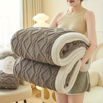 Universal Four-Season Thickened Fleece Blanket, Suitable for Office Naps, Sofa Cover, And Dormitory Use.